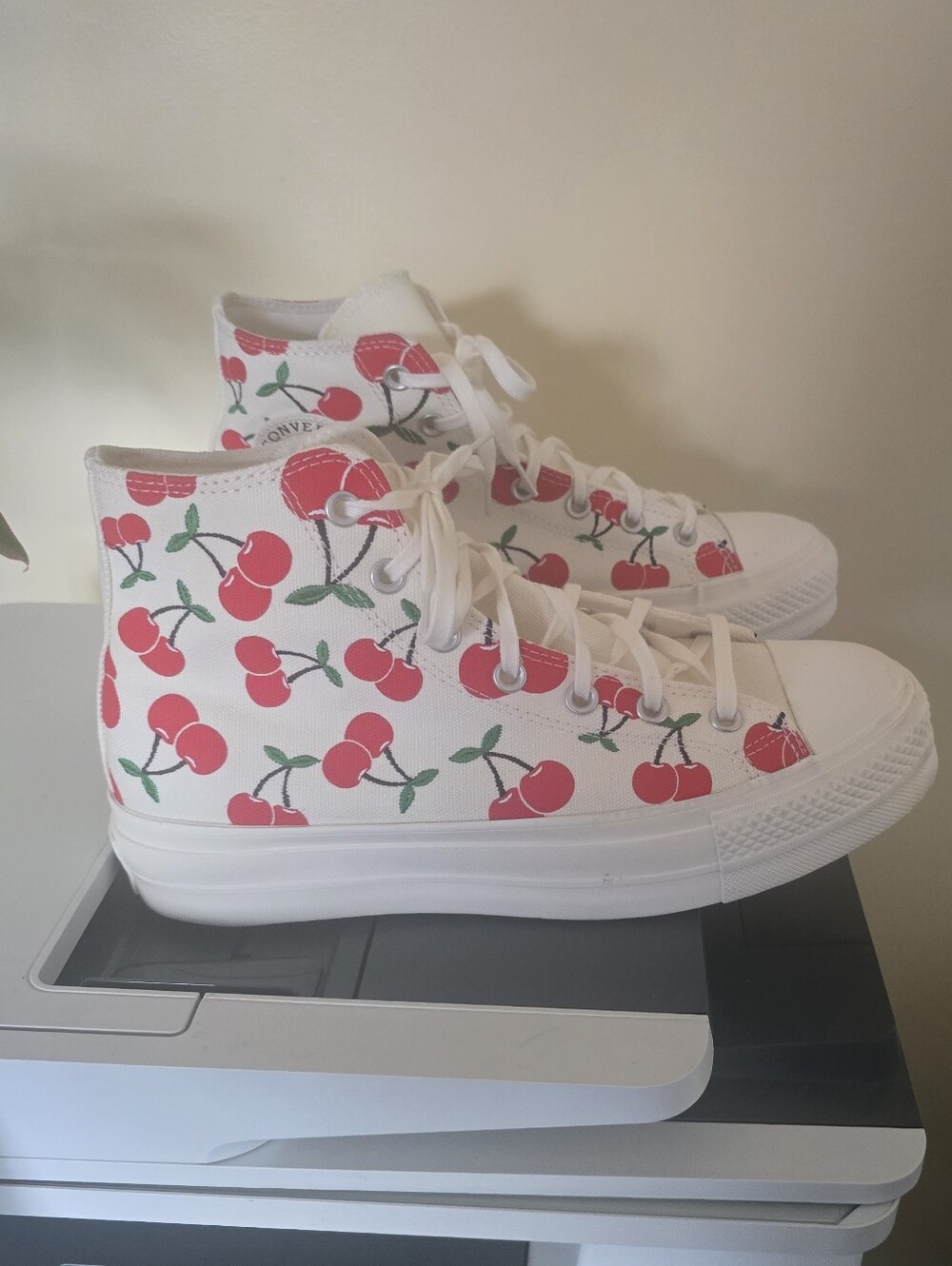 Converse Women's Chuck Taylor All Star Lift Platform High. Cherries. Women SZ 10